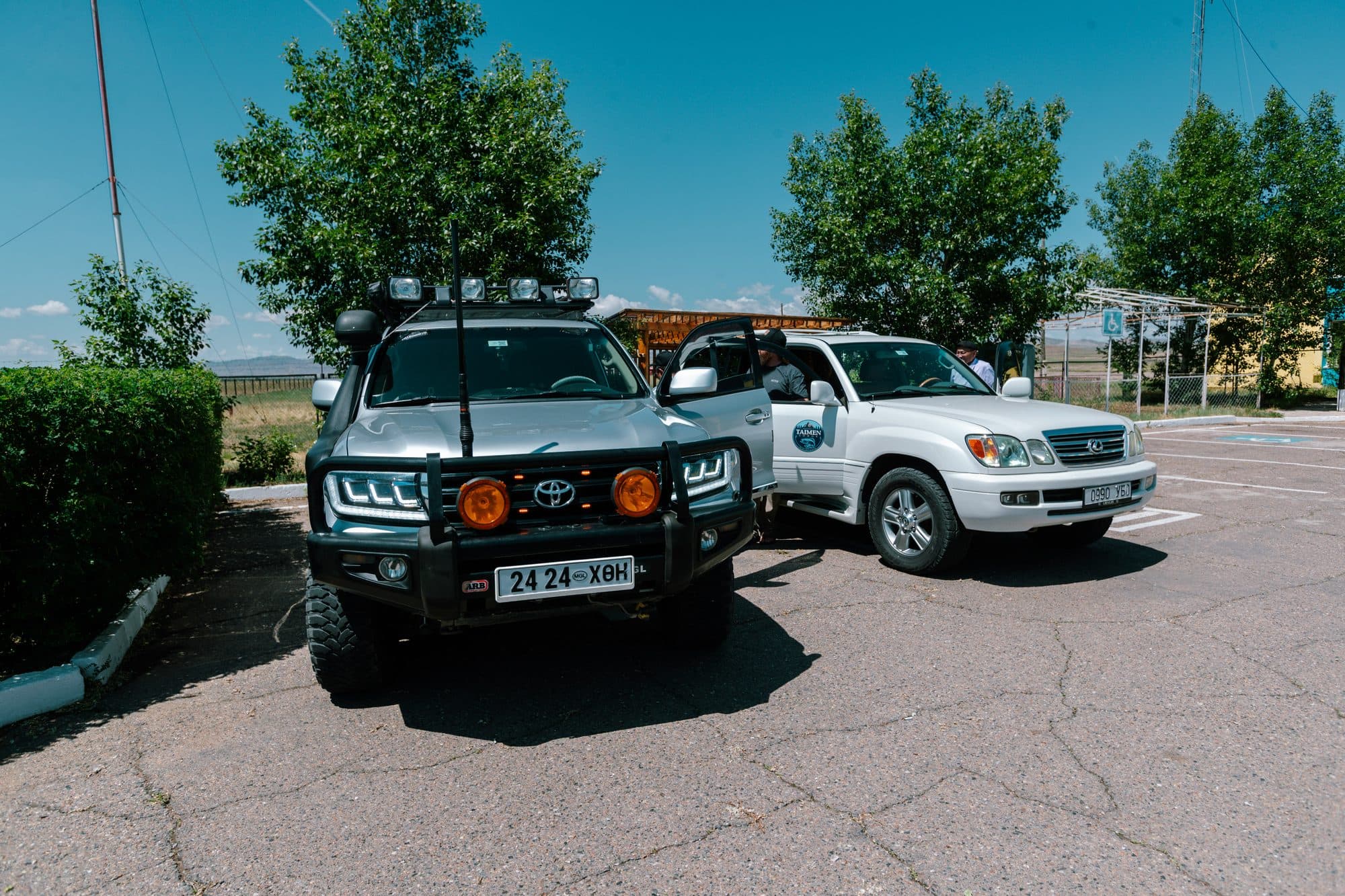 Expedition vehicles parked ahead of the drive to camp